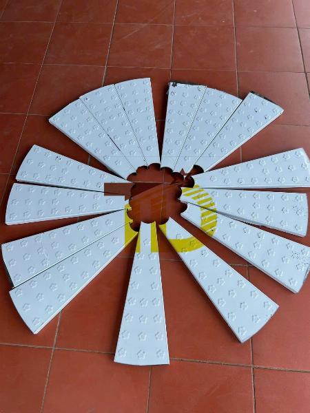 MÂM CẦU THANG XOẮN BÔNG MAI INOX304